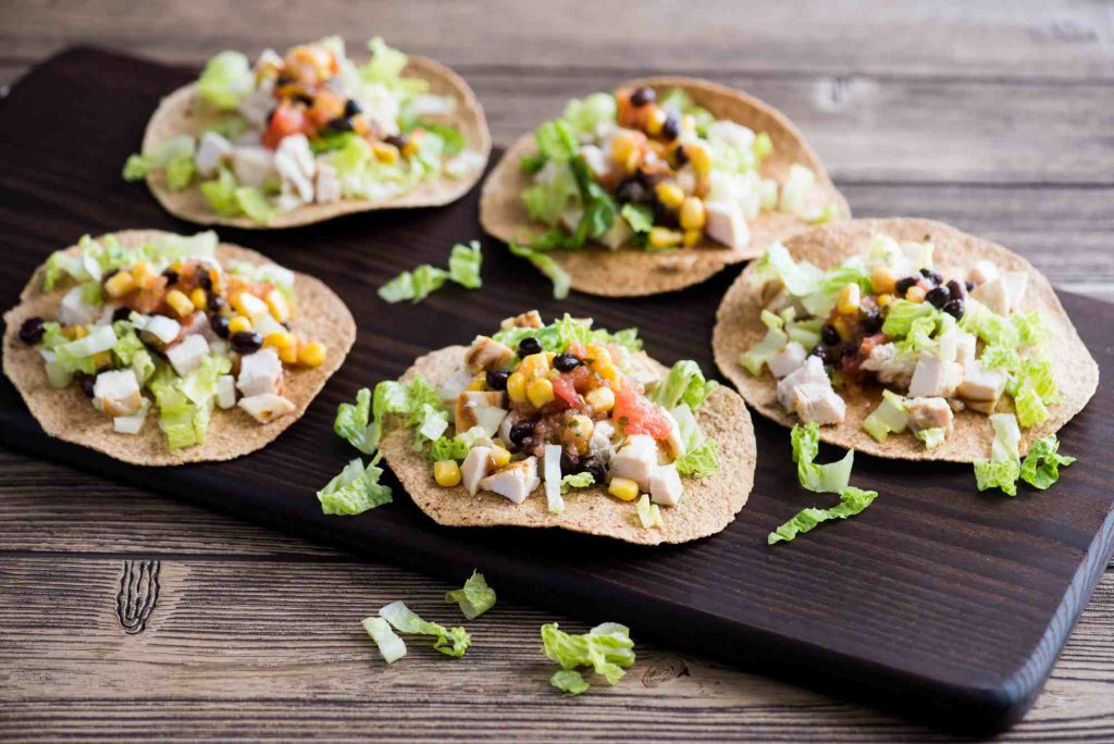 Salát tostada s vepřovým masem