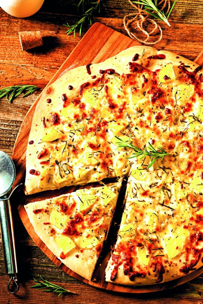 Bramborová pizza s modrým sýrem