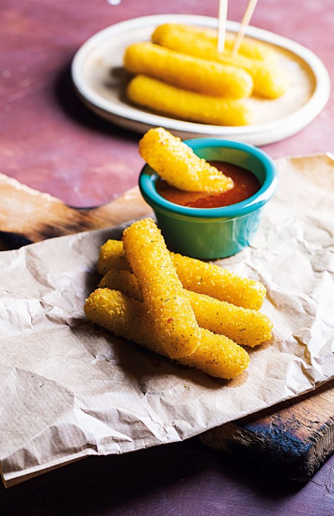 Smažené mozzarellky s pikantní omáčkou