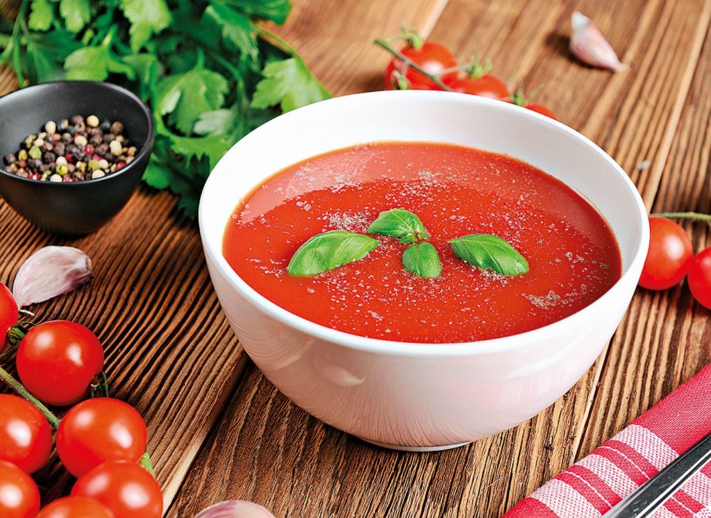 Rajčatová polévka s mozzarellou
