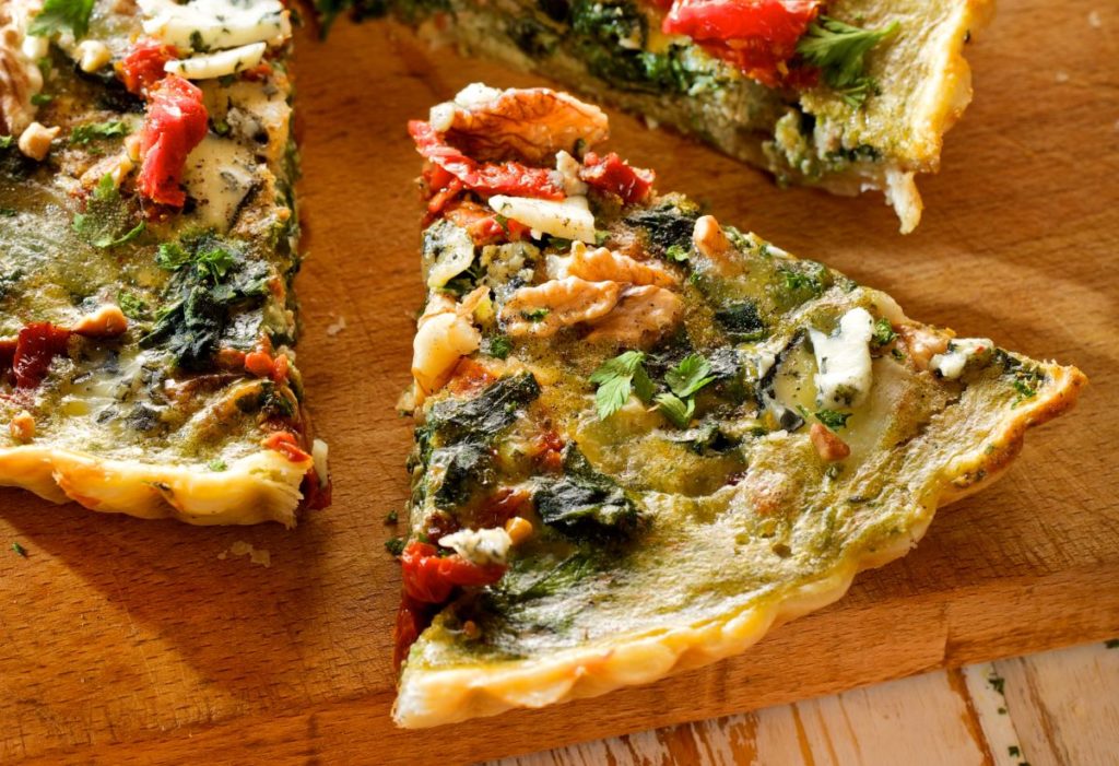 Quiche se špenátem, ořechy a sušenými rajčaty