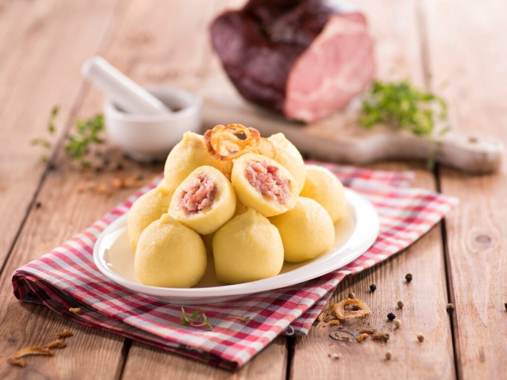 Knedlíky plněné uzeným masem