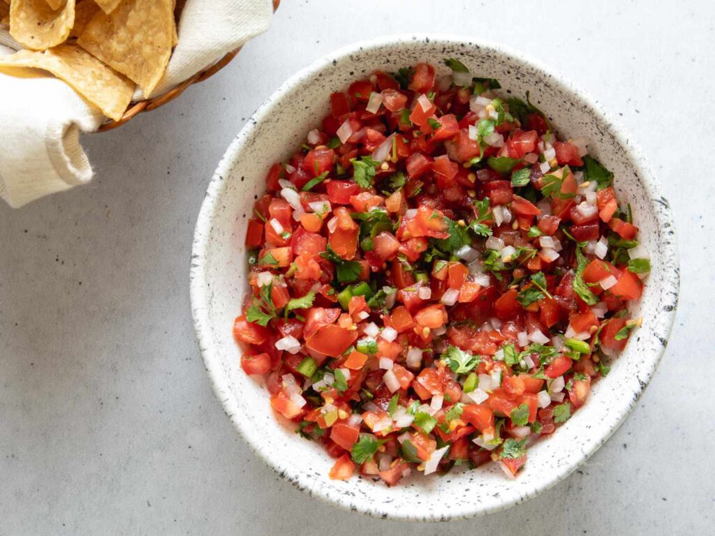 Salát pico de gallo z rajčat a paprik
