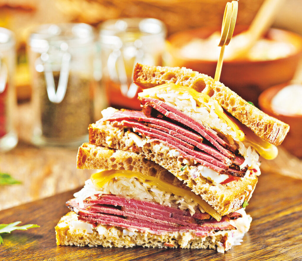 Chutný domácí pastrami sendvič
